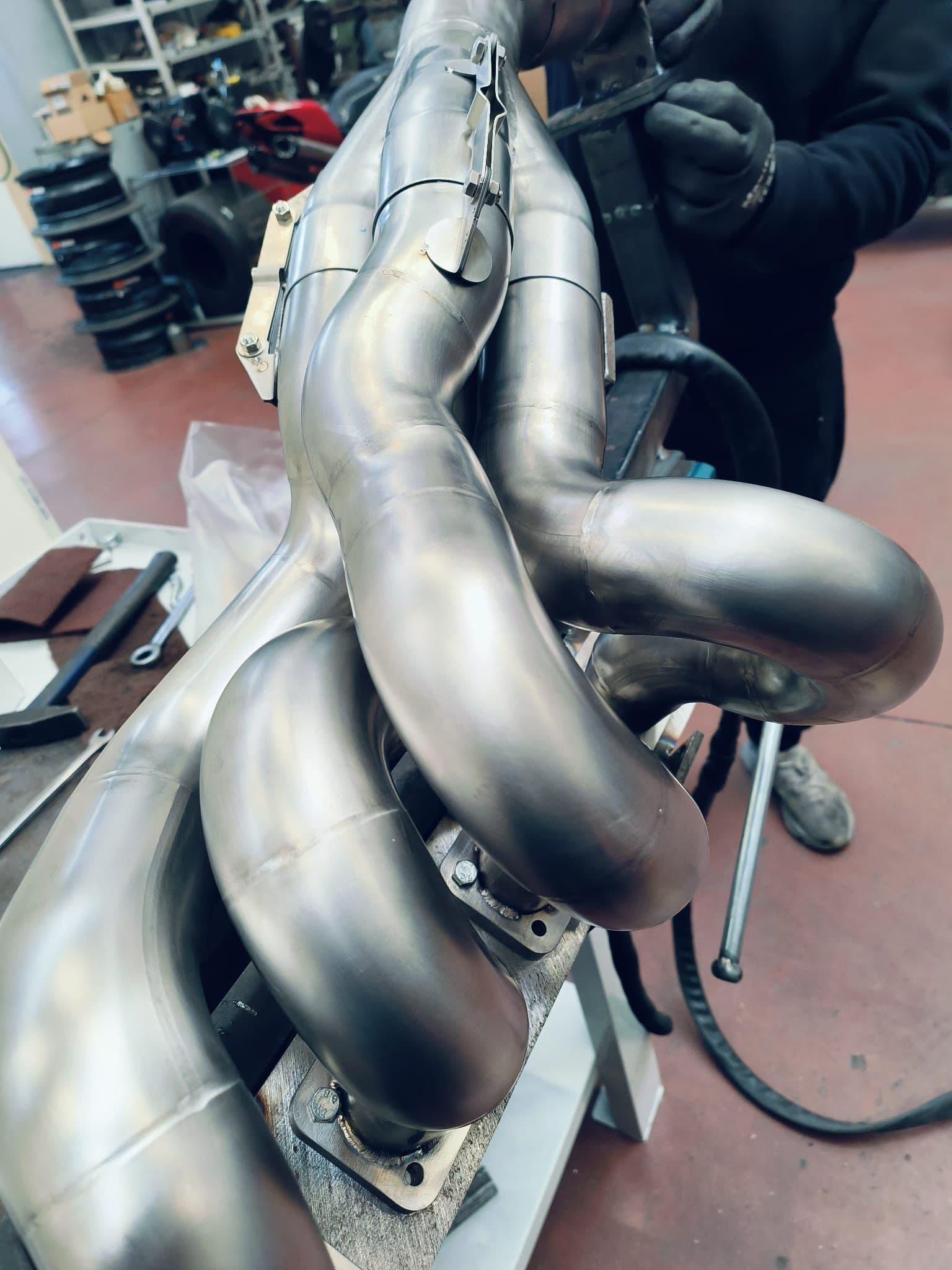 Il laboratorio Lettieri a Maranello — saldature e finitura a mano