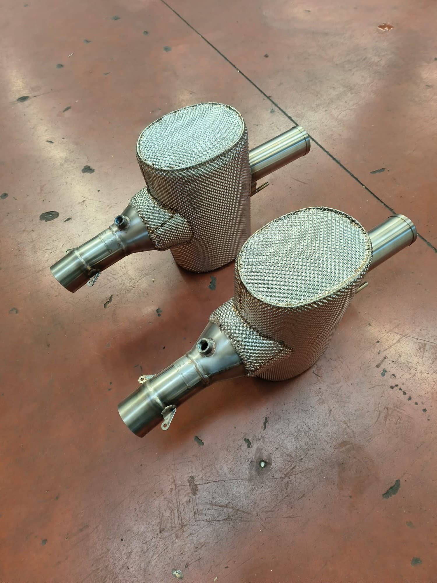 Exhaust tips with racing silencer and catalytic converter